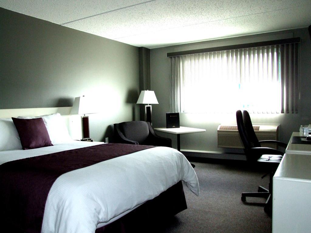 Lakeland Inn Hotel Cold Lake ภายนอก รูปภาพ