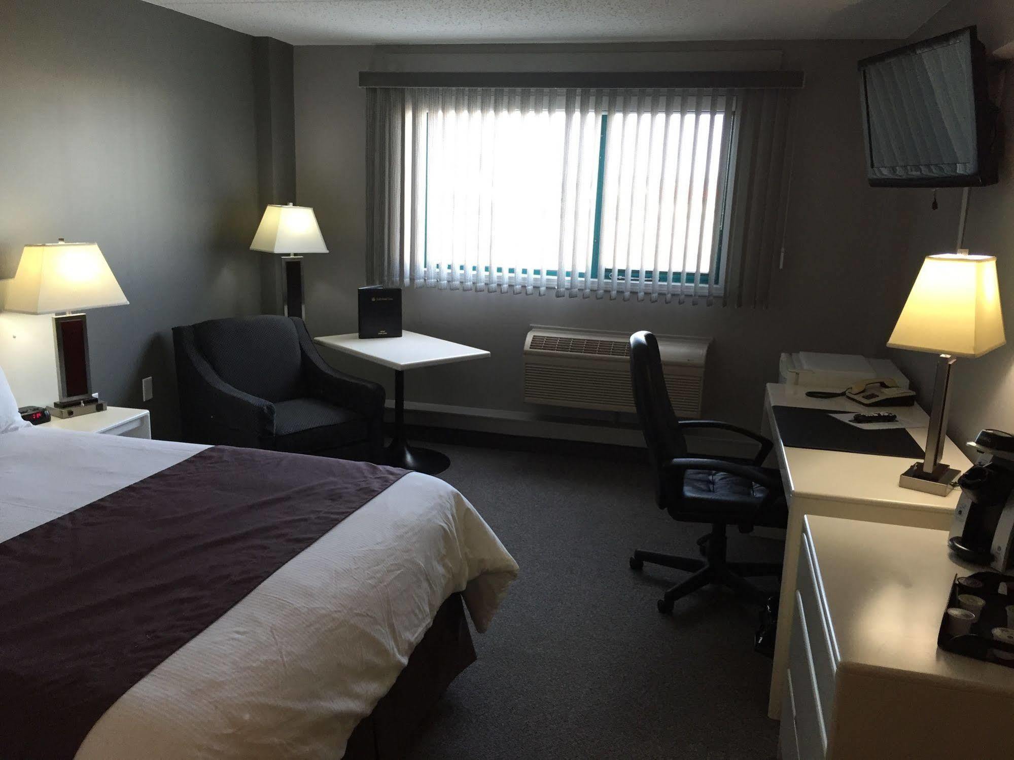 Lakeland Inn Hotel Cold Lake ภายนอก รูปภาพ