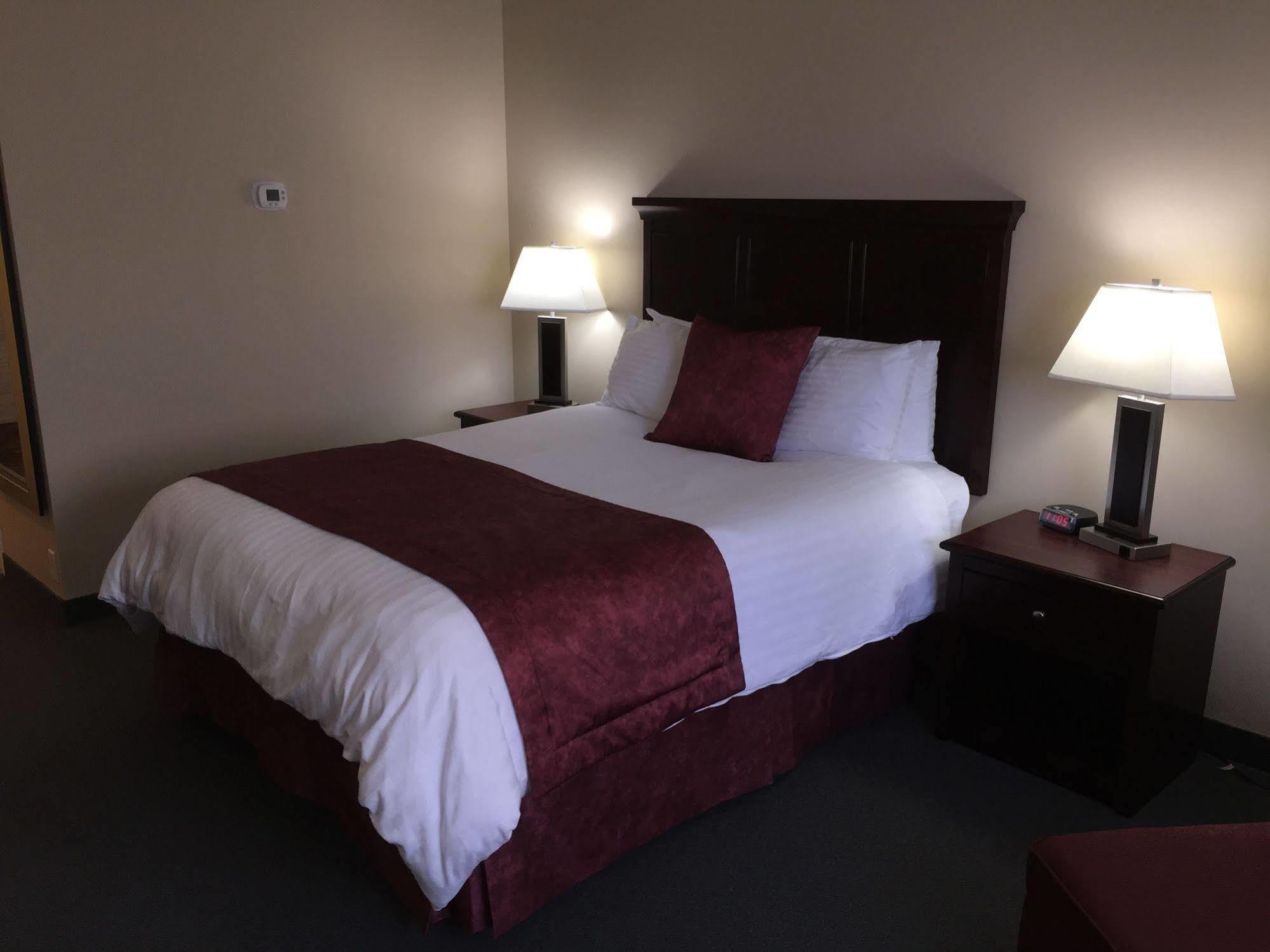 Lakeland Inn Hotel Cold Lake ภายนอก รูปภาพ
